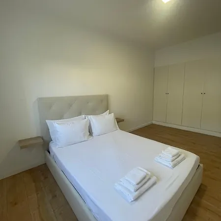 Sommer 아파트 인트롱카멘투